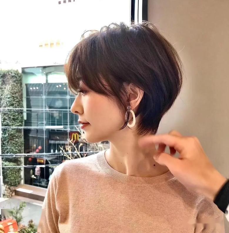现在好多女生都会喜欢的后脖剃短发型,能够很好的修饰脸型的短发,后边