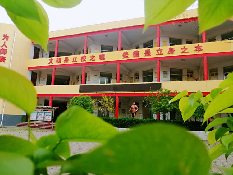 美丽的南街学校校园内静悄悄的.