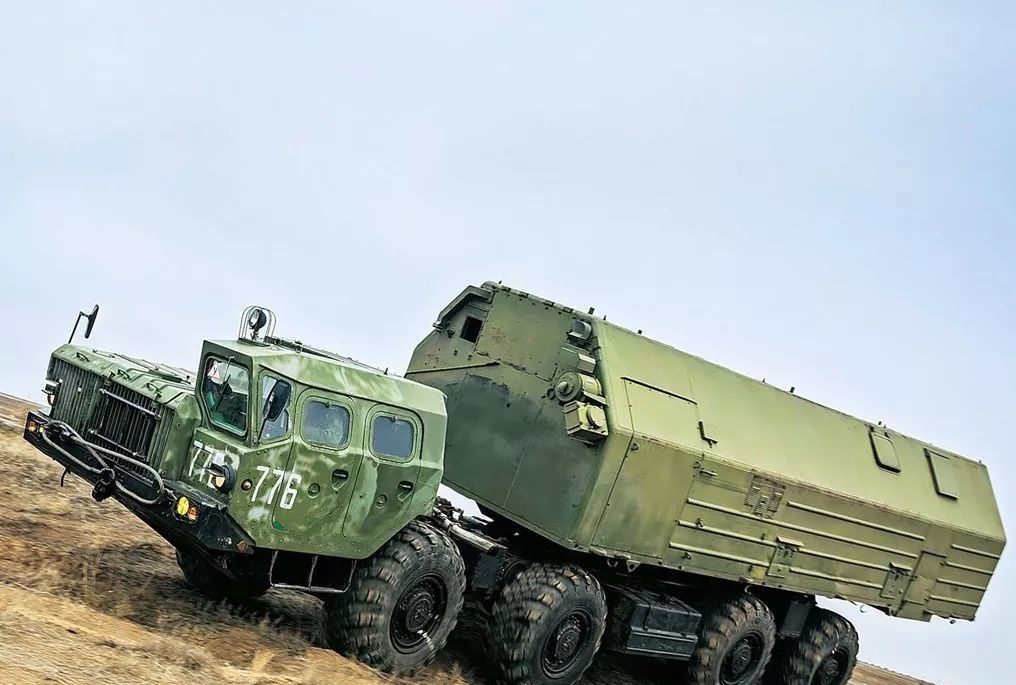 此国送上了重型导弹发射车这种自家压箱底的技术与中国合作;俄罗斯看