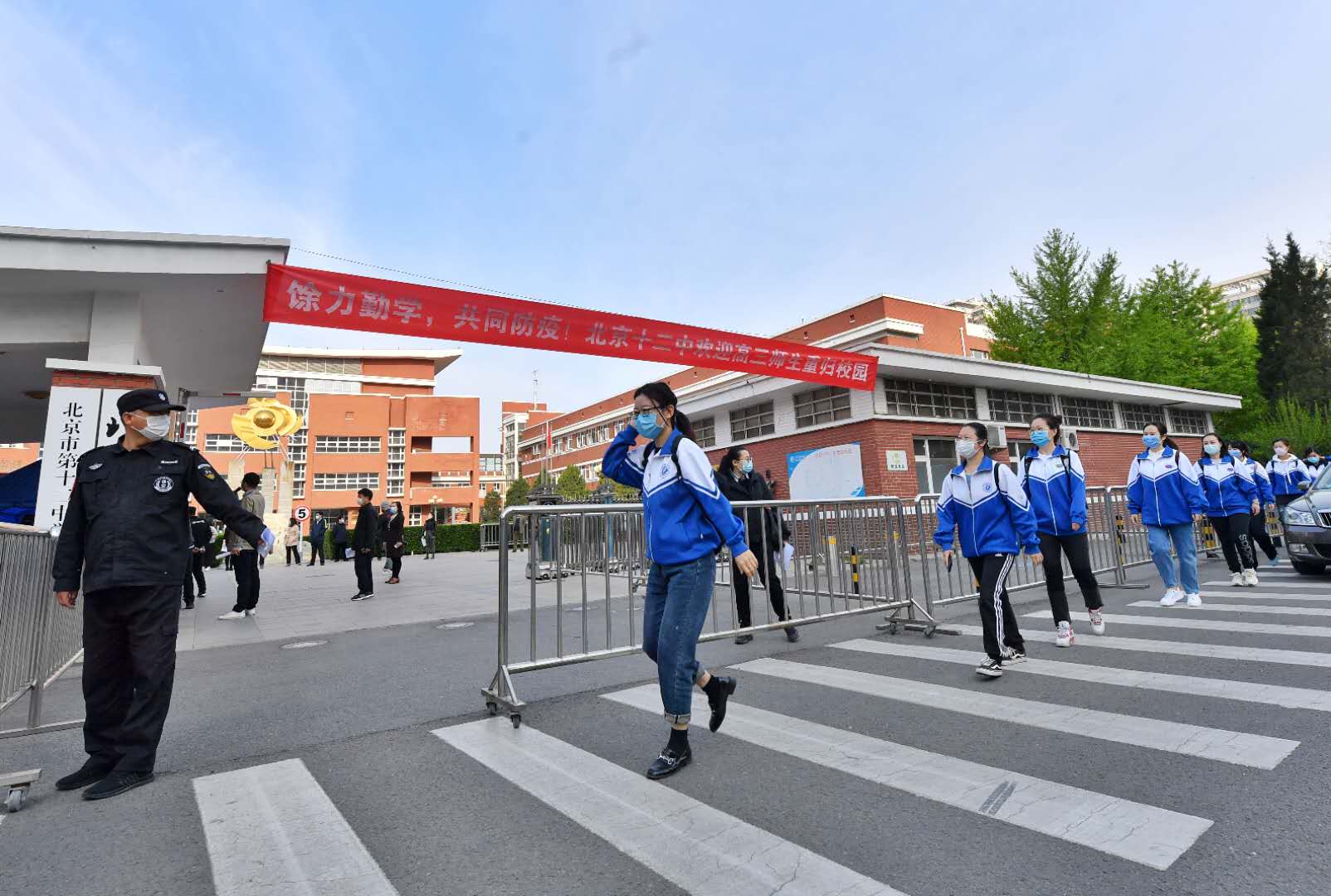 老师穿校服模拟学生在校，北京启动全流程演练迎高三开学