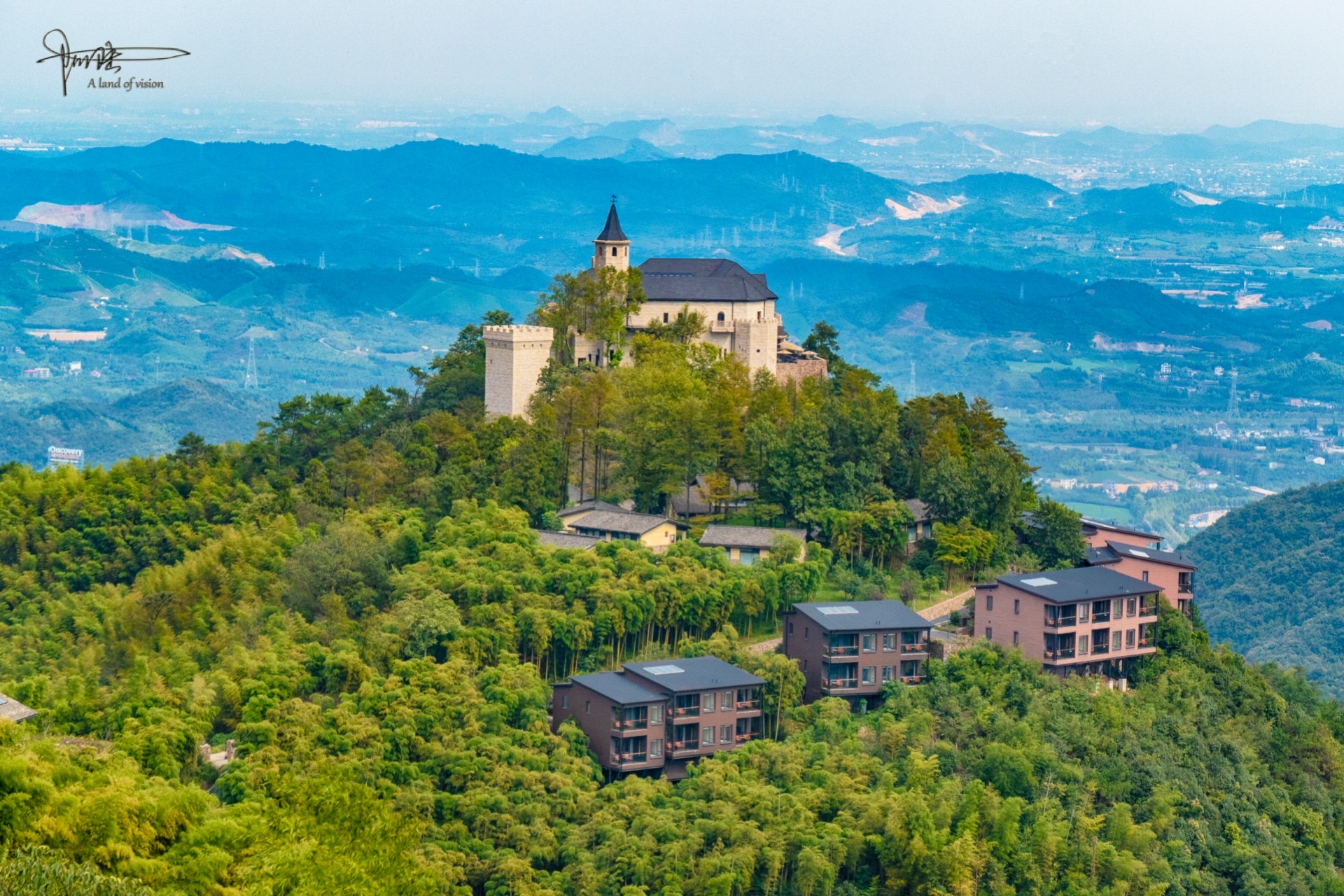 远眺裸心堡,这座莫干山景区里的酒店民宿"王者"