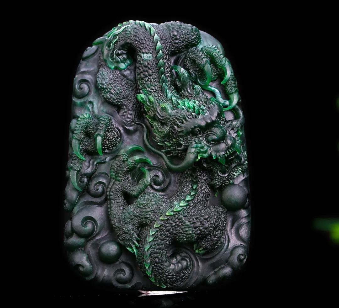 中国人表达对龙的敬仰和热爱的方式,便是把龙雕刻在天地精华的翡翠