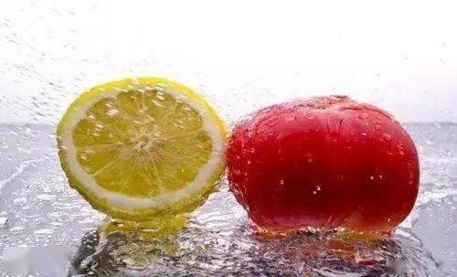 喝足够的水加速新陈代谢再保证多吃蔬菜水果食物中有很多可以帮助你美白