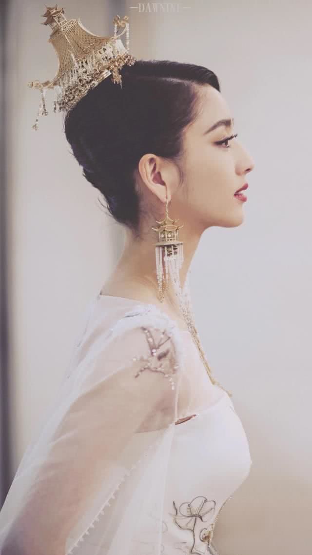 在其主演新剧《完美关系》中,她也展示了自己的好身材,这纤细的腰身