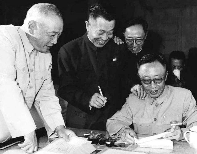 故事传记|因啥事，杜聿明的儿子悲愤交加，在杨振宁的寓所服药自尽