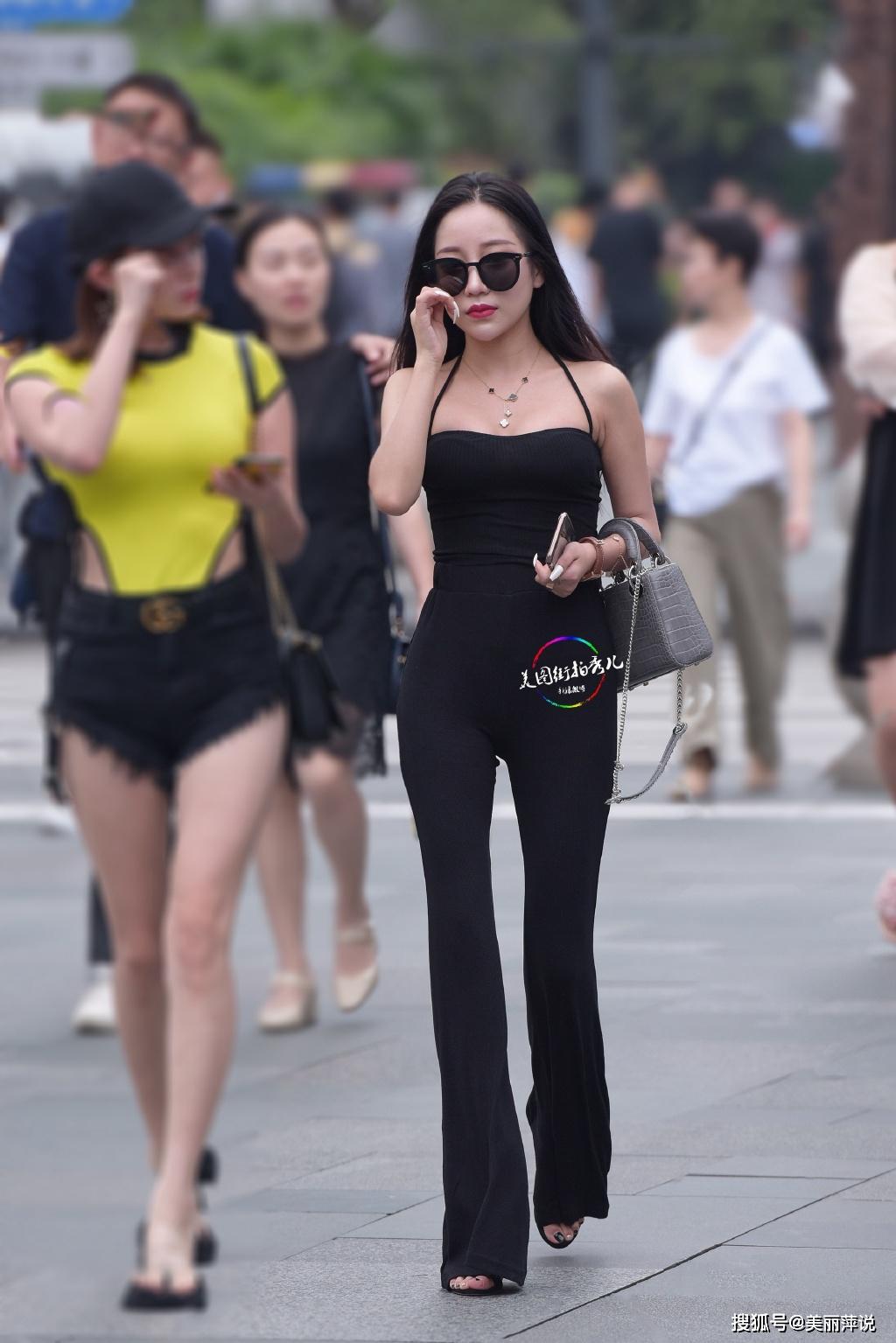 美女街拍:这就是大家说的魔鬼身材和天使脸蛋吧!