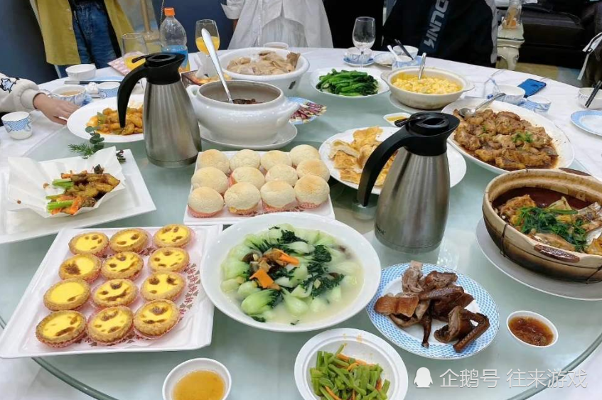pdd请女粉吃豪华大餐,看到张大仙请粉丝吃饭照后,网友