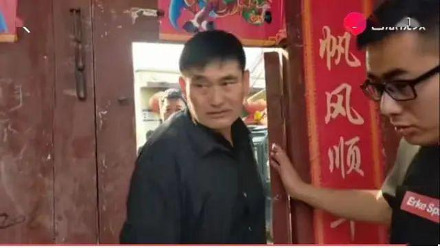"大衣哥"被踹门惹众怒!朱之文的悲剧,值得每个人都看看!