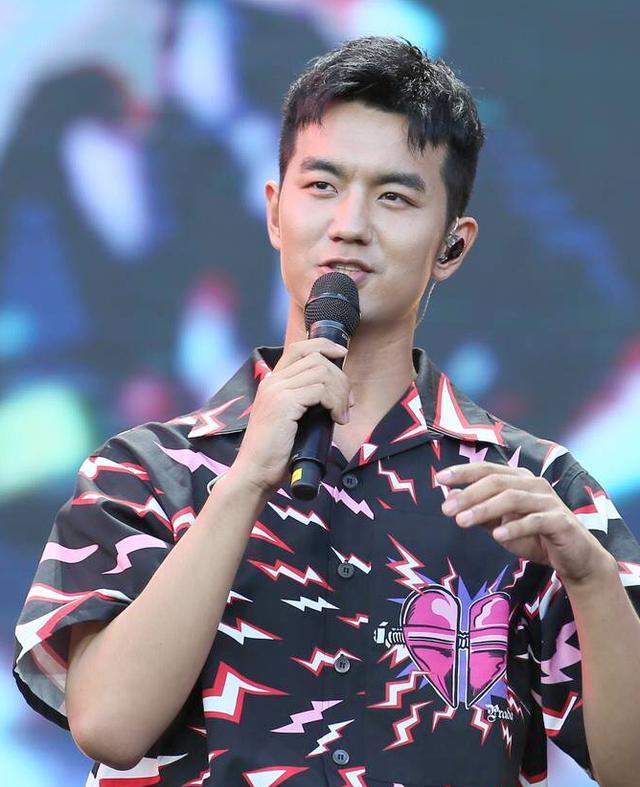 2013年"快男"于湉与2017年"快男"冠军魏巡陆续登台,成了一丝慰藉