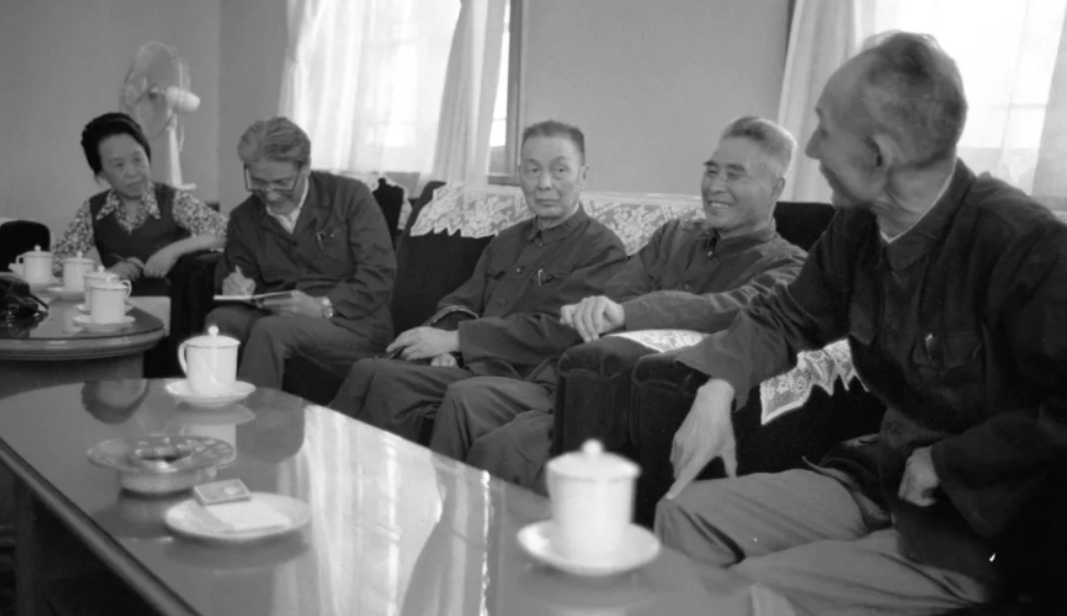 餐桌|黄维1975年获特赦，坐牢时，餐桌上每天有一斤奶、两个鸡蛋、三两肉