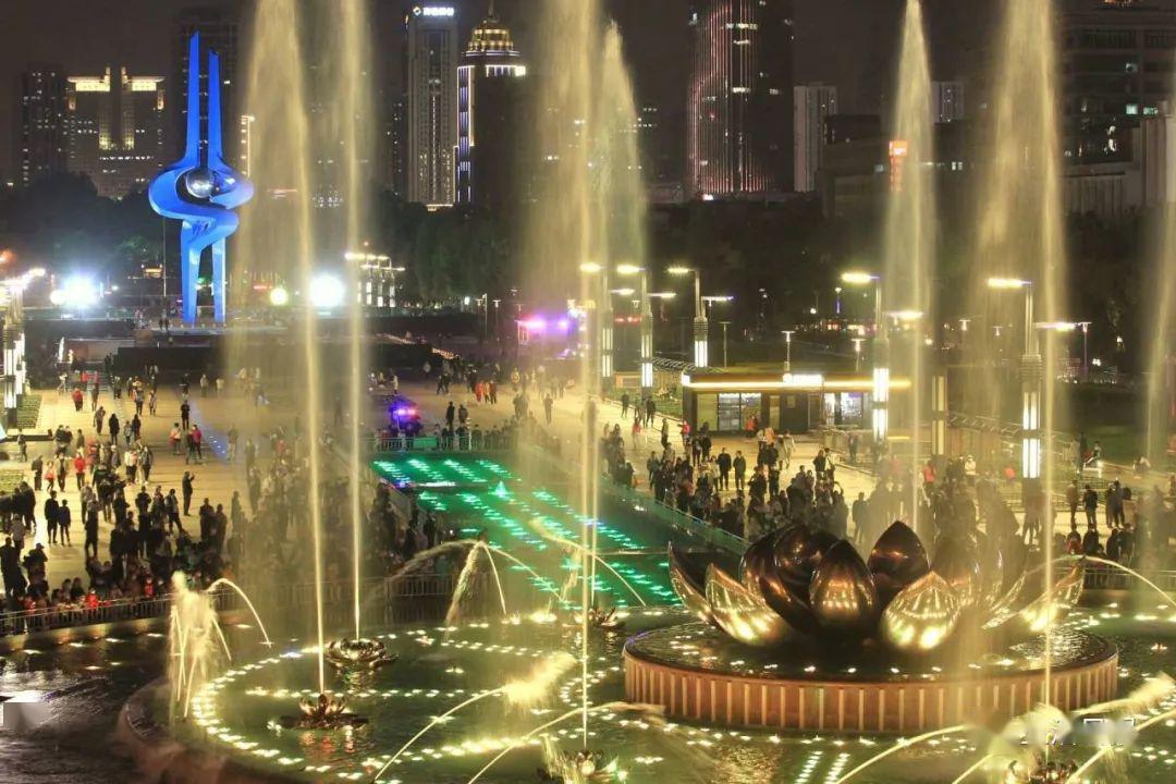 4月17日晚, 经过一周整修的  济南泉城广场荷花喷泉焕然一新 重新