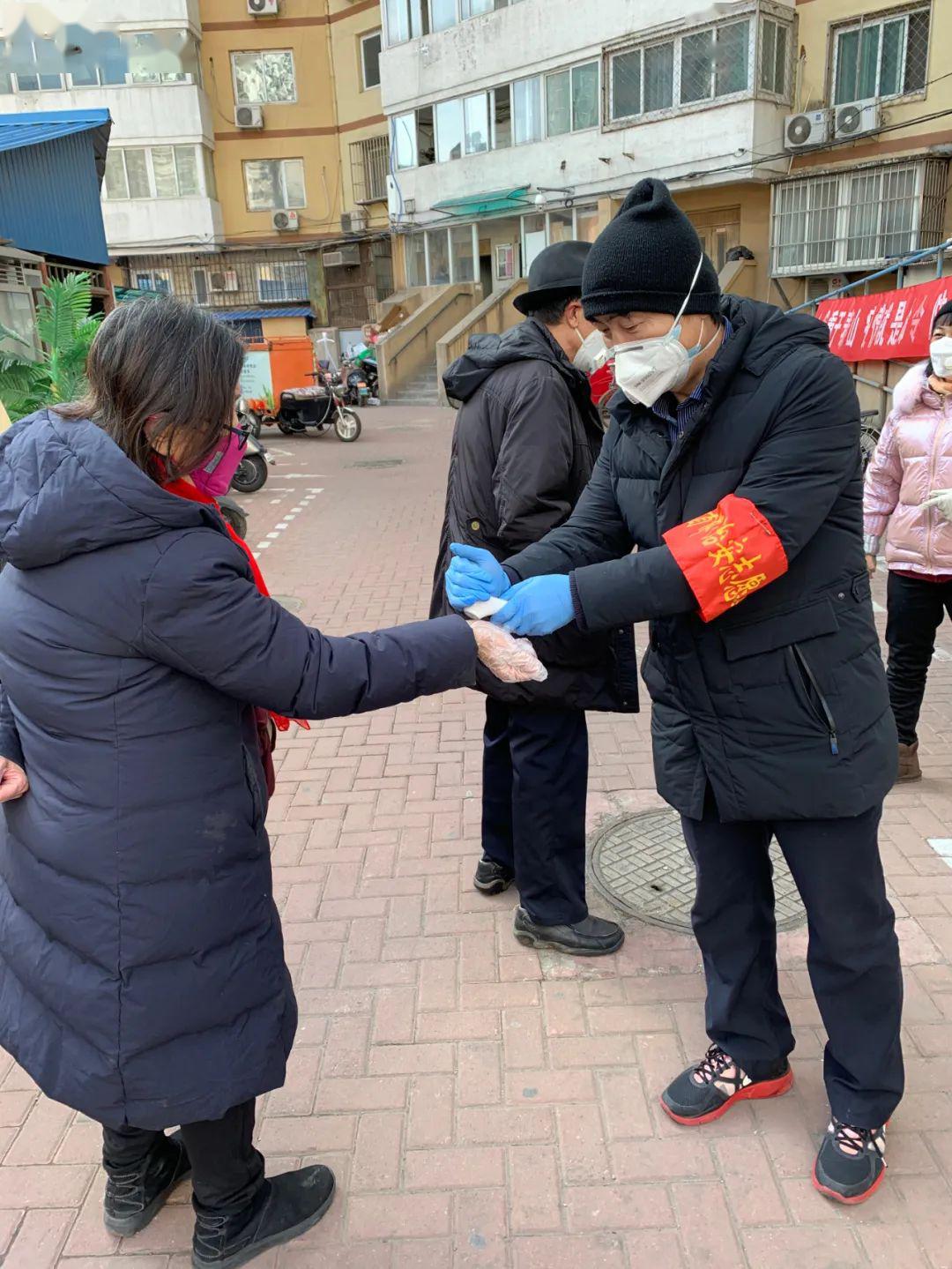 张志淼在夜色里感到踏实且安心让每一位进入社区的居民把暖暖的灯光照