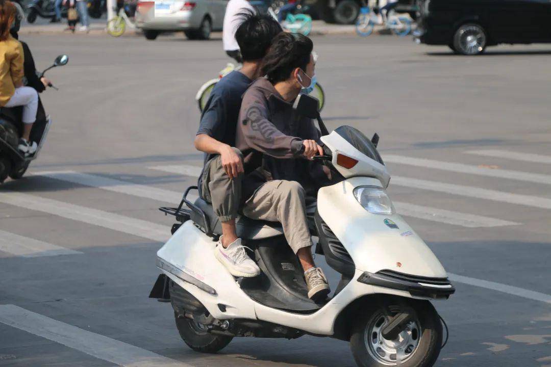 记者实拍市区道路交通乱象,看看谁在违章!_摩托车