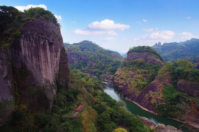 九曲溪是武夷山脉主峰—,黄岗山西南麓的溪流