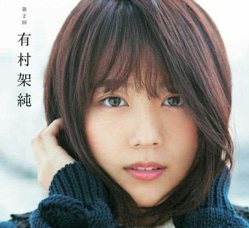起初因为甜美可人的外形,与日本"宅男女神"有村架纯十分相似,而获得