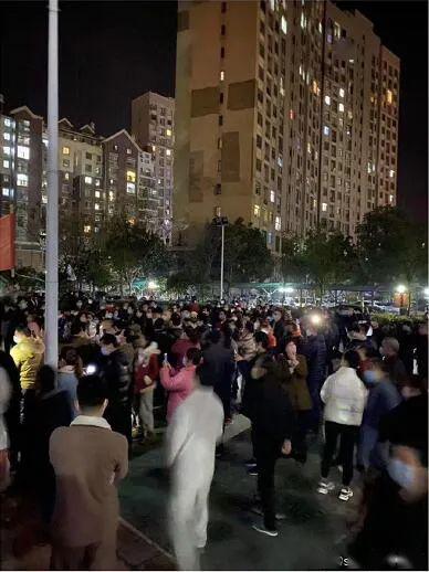 3月12日晚,一段湖北应城某小区人员聚集的视频在网上传播.