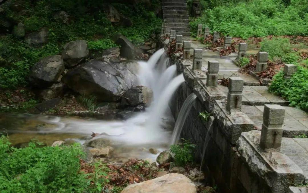 溪水潺潺,水流顺着河道向下倾泻,形成了大大小小的瀑布景观.