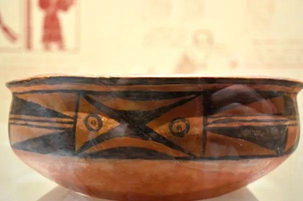 鱼纹彩陶钵(西安半坡博物馆藏)第一阶段:彩陶上的鱼纹多为单独纹样