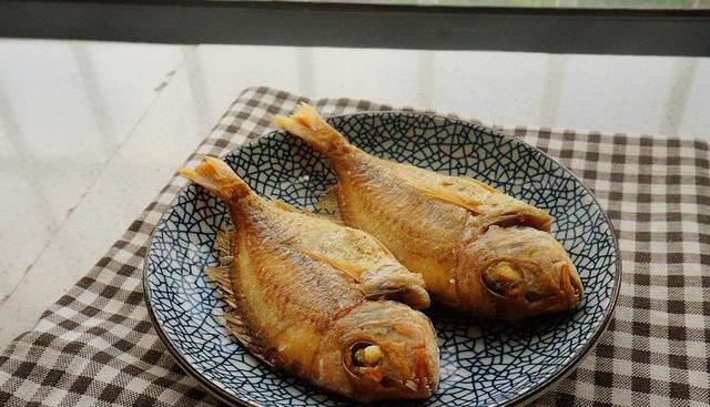 怎么煎鱼不会溅油 30d29f01e1c24be7929e5361a608541a.jpeg