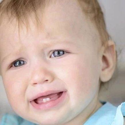 「牙龈」宝宝长牙竟这么痛苦!妈妈该如何帮宝宝度过长牙期?
