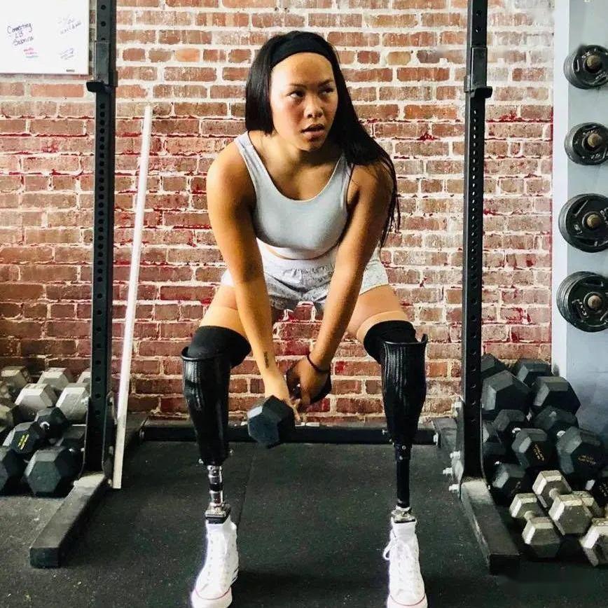 女婴被炸截肢后被外国夫妻领养,15年后成世界游泳冠军!