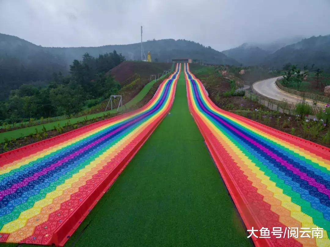 彩虹滑道如同一条镶嵌在山间的彩虹,色彩明亮,非常吸睛,不知道的人