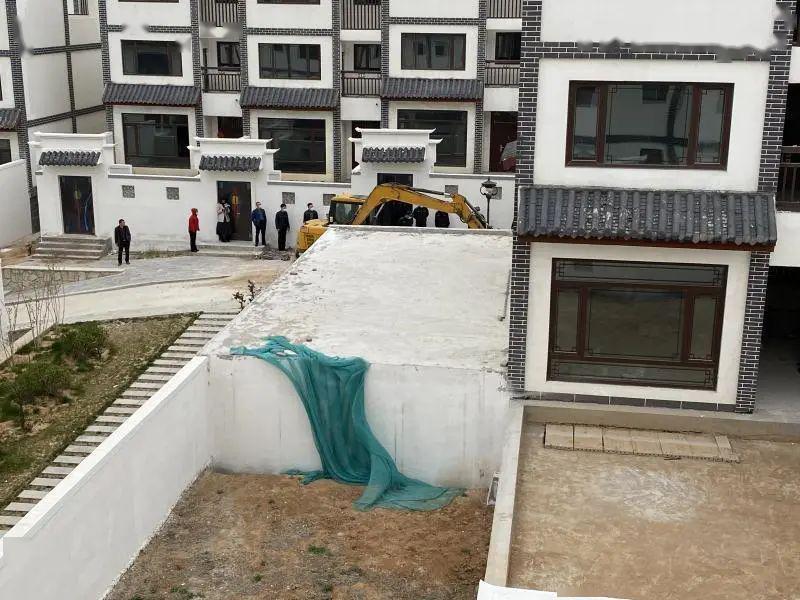 平度东阁街道冒雨拆除新生违建车库!