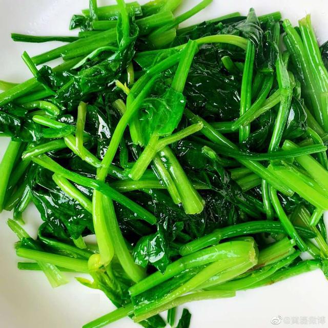 哪怕就是简单的一道时蔬小炒,从翠绿的颜色,都能显出黄磊的厨艺.