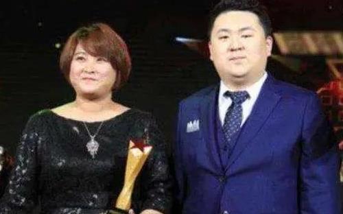 贾玲丈夫孙集斌近照爆出,和贾玲姐弟恋结婚6年,夫妻相