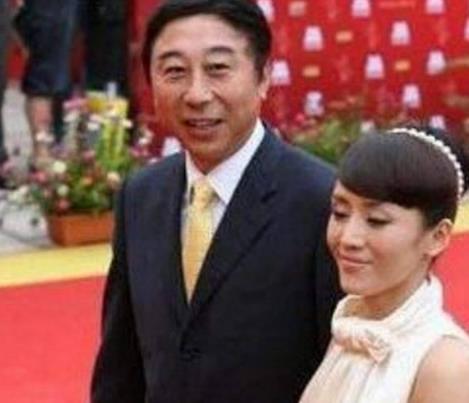 冯巩的老婆艾慧,两人低调恩爱了35年,人漂亮又贤惠