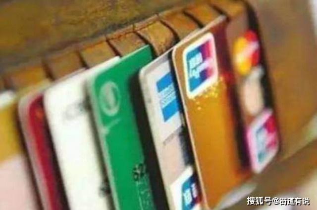为什么很多公司会让员工统一办理银行卡领工资？内行人道出了猫腻
