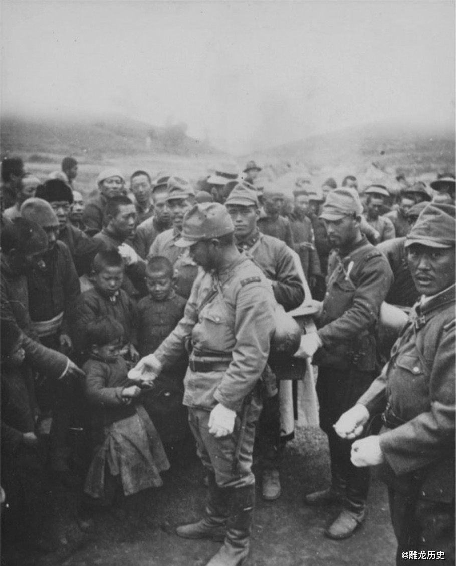 (本组照片大部分是日军随军记者拍摄) 1937年,日本兵待命侵入攻击南京