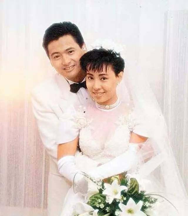 原创发哥全家近照,因郑少秋赏识一炮而红,看了母亲才懂他为何如此帅