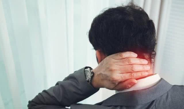 一位男士的颈椎病症状