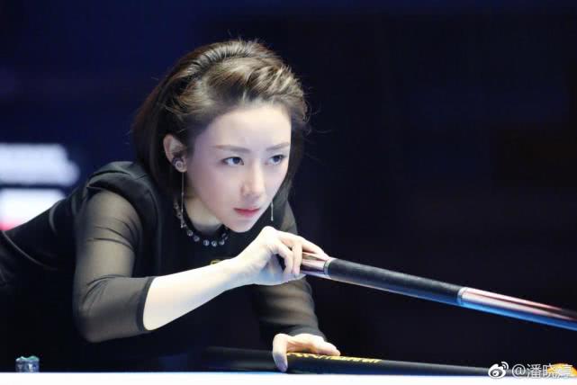 这是一个典型的体育界美丽误会。事实上,丁俊晖并没有娶潘晓婷。两人虽然曾是中国台球界最耀眼的金童玉女,且经常被公众和媒体凑对,但他们之间并没有爱情故事,丁俊晖的妻子是比他大6岁的非体育圈人士张元元