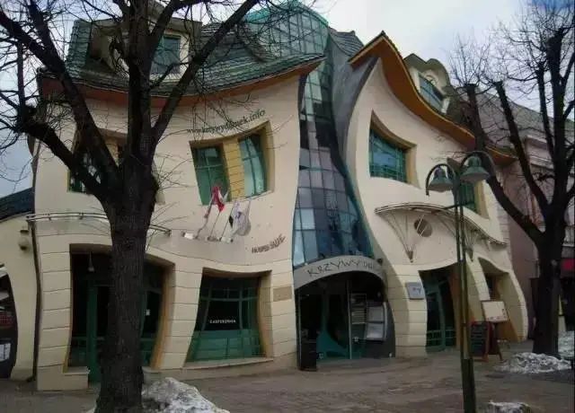 来和油画酱一起感受一下这些建筑师和设计师制作出来奇奇怪怪的房子吧