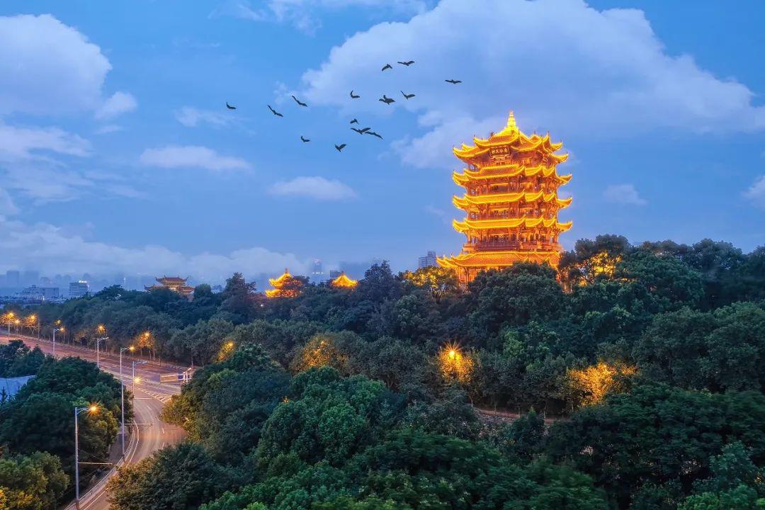 很多名人都在这里留下了诗句名篇 登上黄鹤楼,可以看到长江和武汉三镇