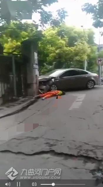资阳滨河西路发生车祸!一环卫工人被撞,血流一地!