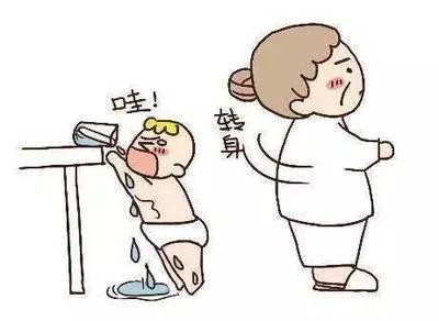 [孩子]倒车时车底居然卷进一个孩子！危险！福建：司机临时停车聊天