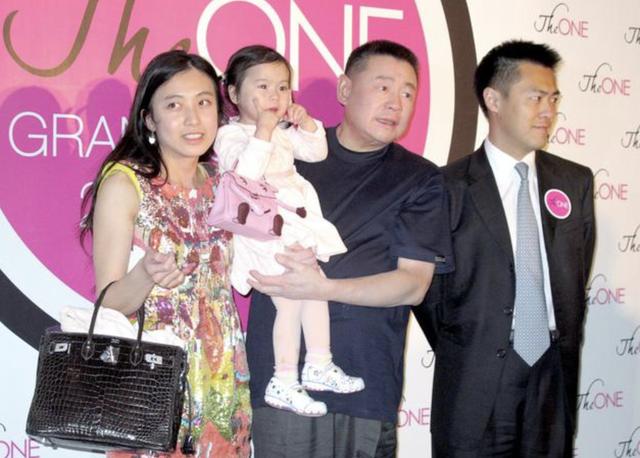 刘銮雄有七个子女,除了与原配妻子宝咏琴所生的一对子女已经成年外