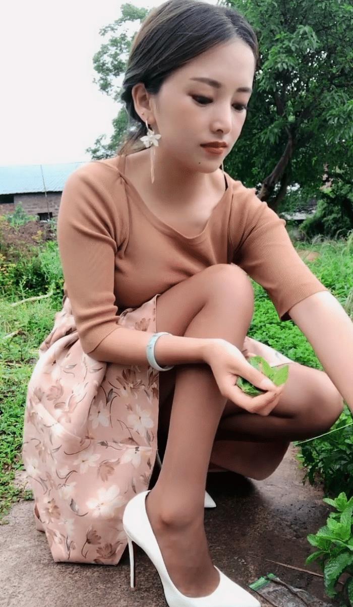 户外打扮时尚的美女,蹲下也是种实力