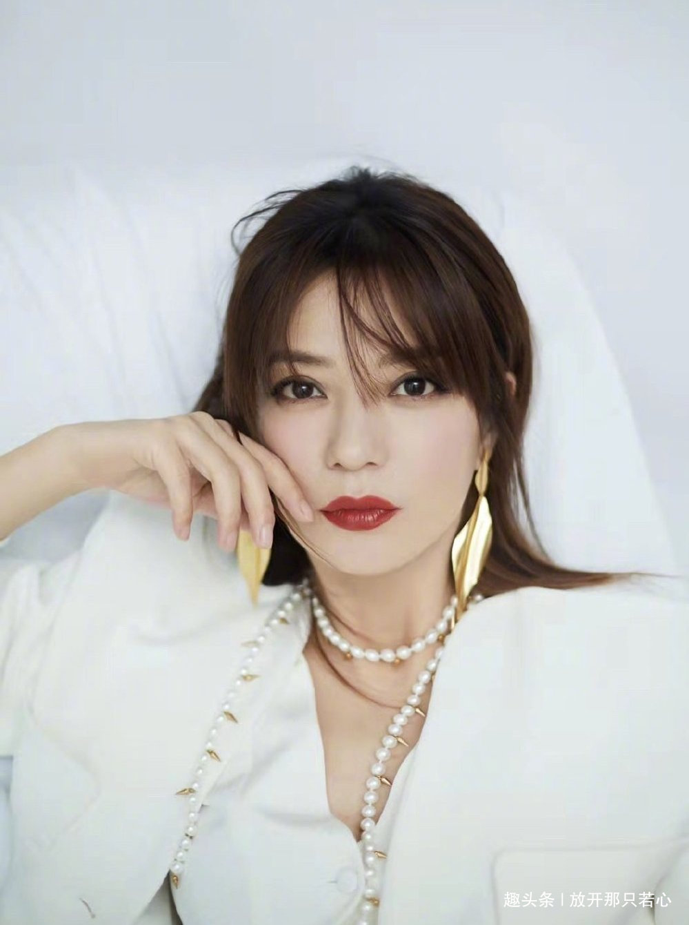 原创"小燕子"赵薇白装高调亮相!霸气女总裁懒理圣诞风波,大秀美颜