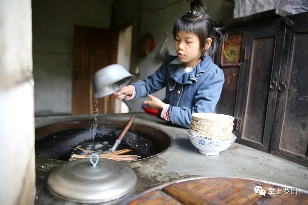 「时候」湖北12岁女孩小肩扛起家中“半边天”父亲失明母亲患病