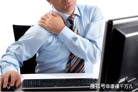 一位得了肩周炎的男士