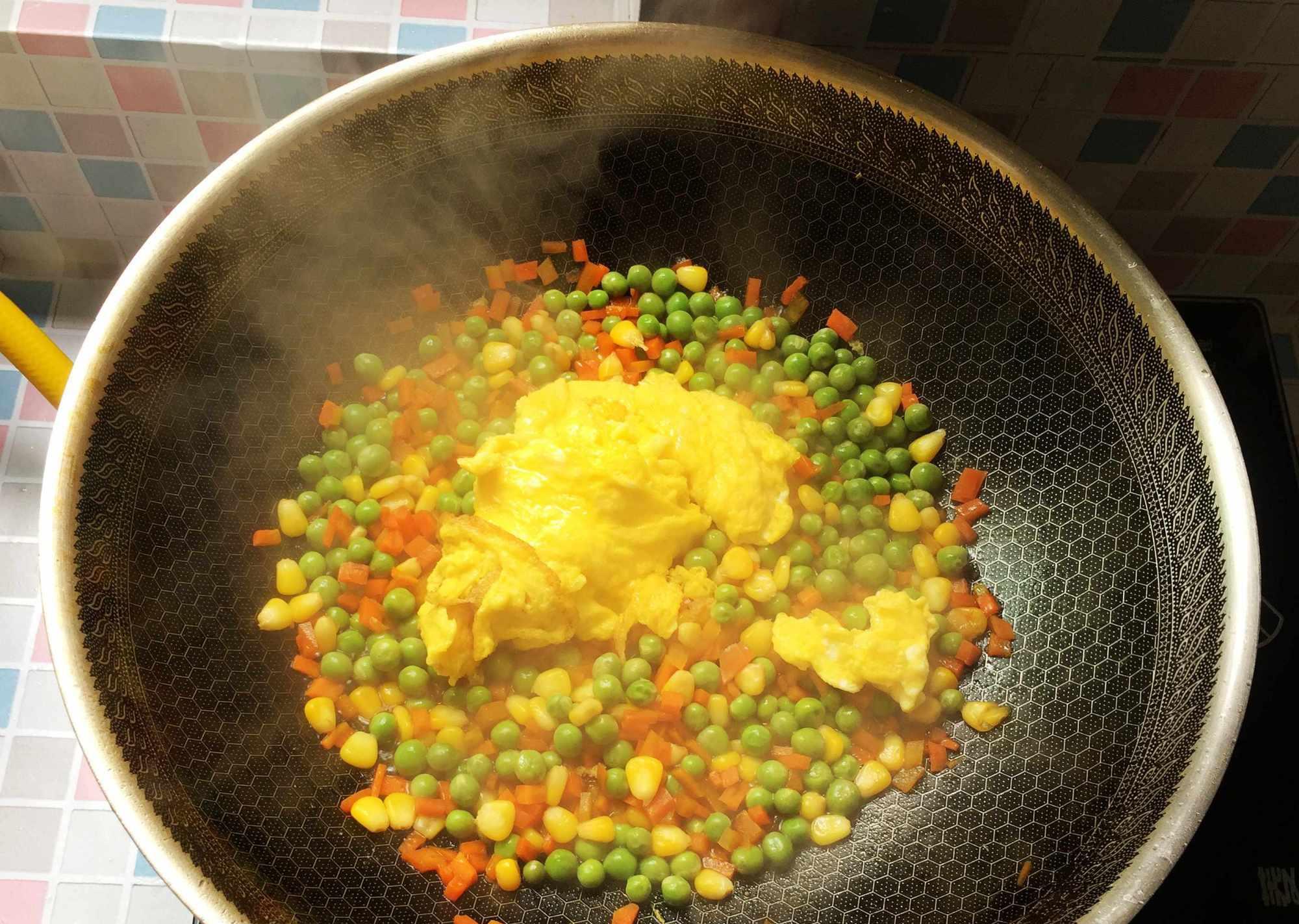 胡萝卜玉米粒豌豆怎么炒好吃 eddb62de4cb240a79f9b876a1f8c9971.jpeg