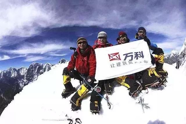 2003年5月,52岁的王石成为中国登顶珠峰年龄最大的一位登山者 自1953