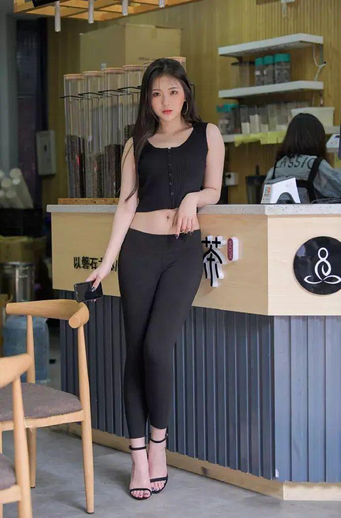 小姐姐穿紧身打底裤被肉肉的小肚腩抢镜网友爱了爱了