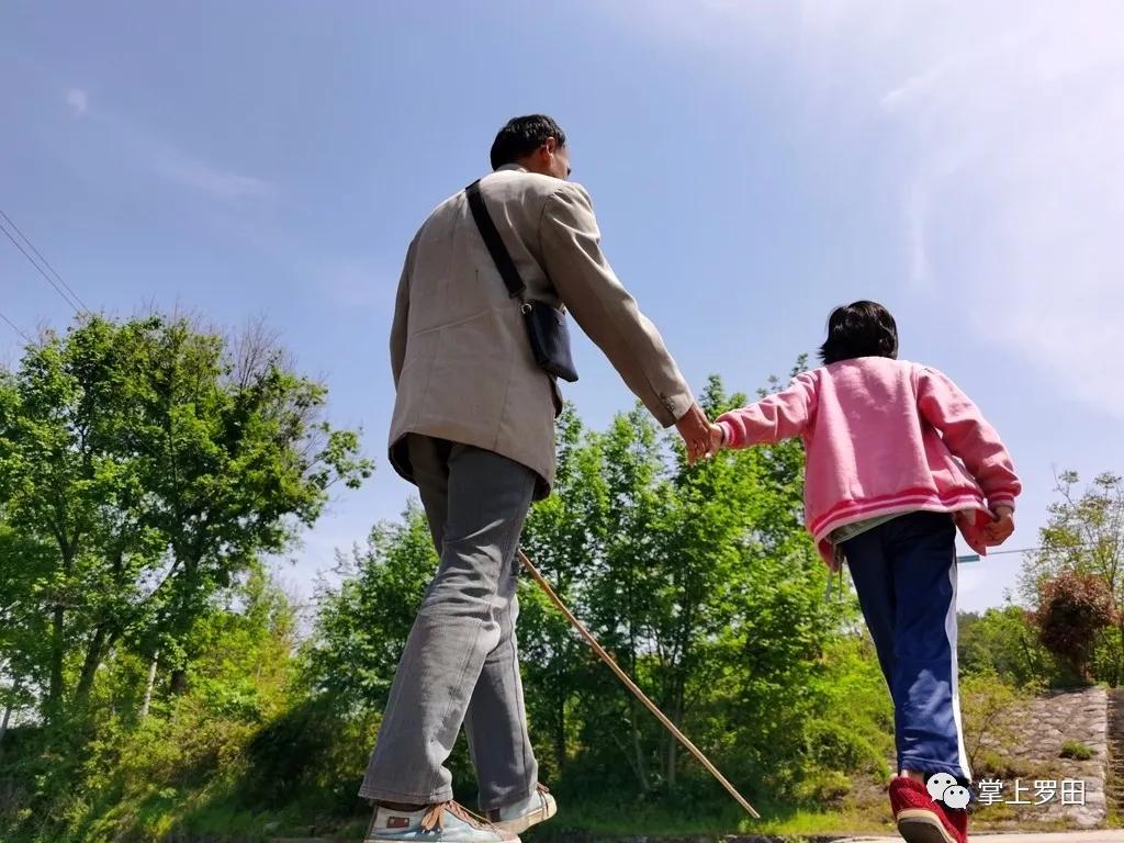 「时候」湖北12岁女孩小肩扛起家中“半边天”父亲失明母亲患病