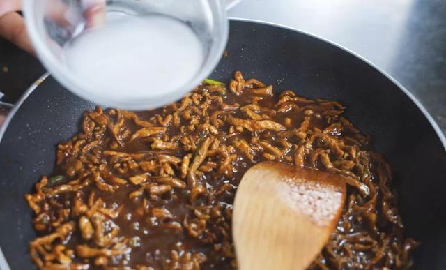 豆腐皮卷肉丝做法简单 f811c204a0b3437fb7aac0730d63ace0.jpeg