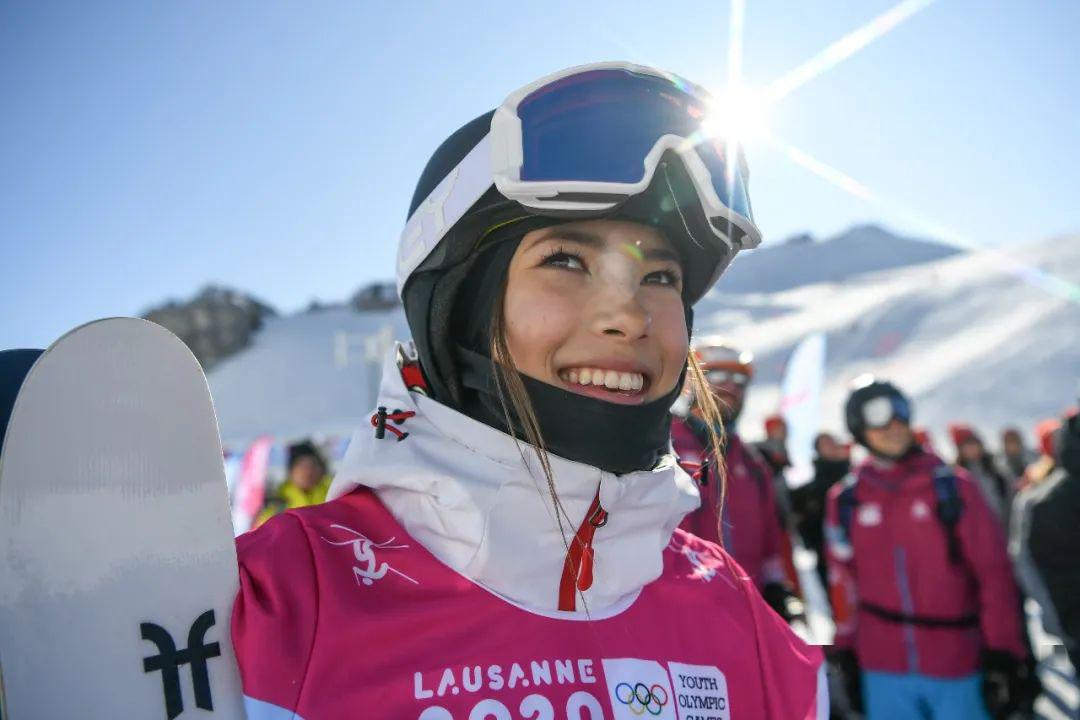 谷爱凌兼项双金入选国际雪联赛季最佳时刻奖_滑雪